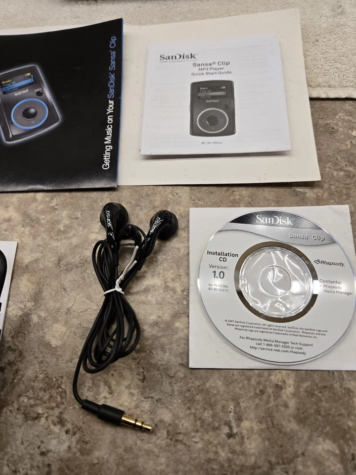 Sandisk Sansa Clip 4GB MP3 Player PARTS OR REPAIR Does Not Work When Plugged In - Image 3 of 4