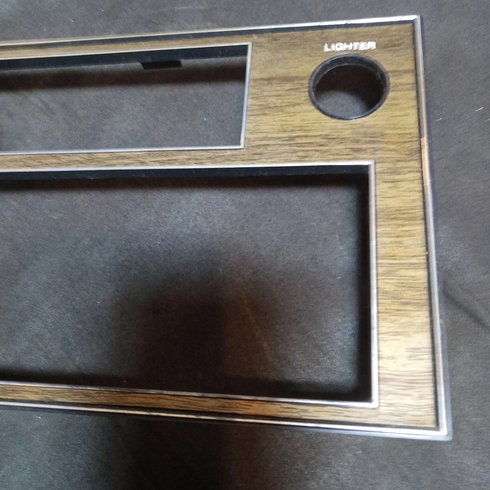 Oldsmobile Cutlass Supreme Brougham 1981-88 calor/fascia estéreo fabricante de equipos originales coche de 2 puertas. Foto 3 de 4