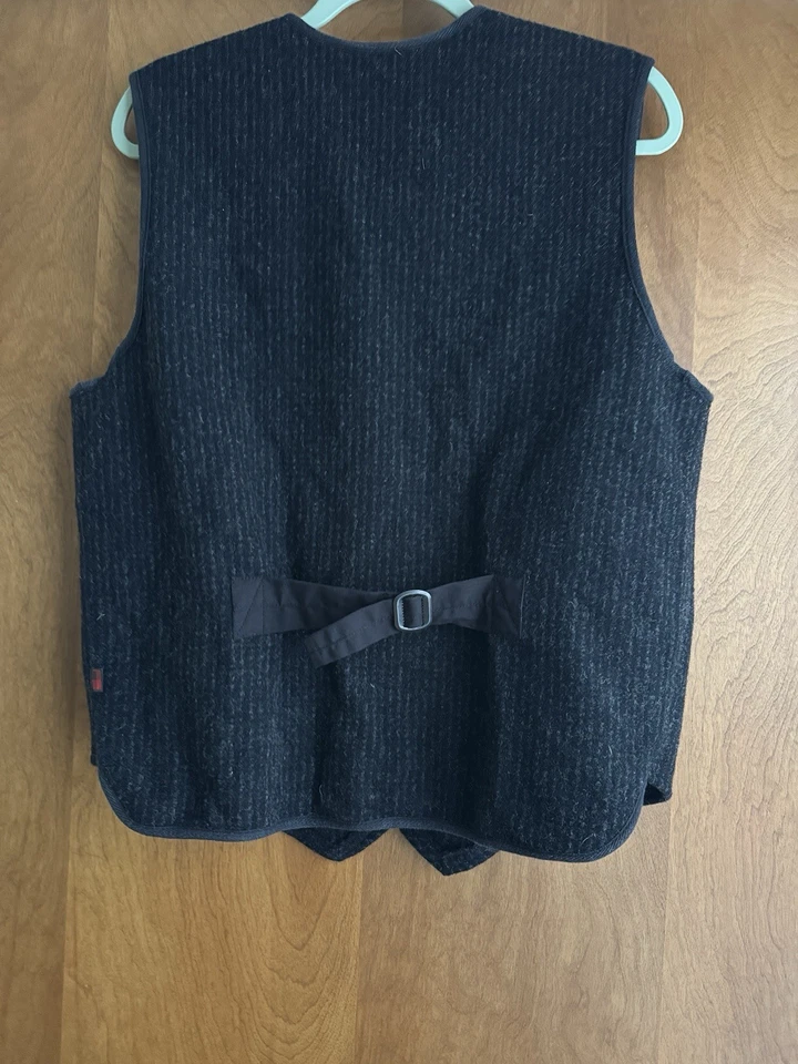 Chaleco Woolrich Para Hombres Gris Medio Lana Cremallera Completa Cincha Trasera Bolsillos Utilitarios   Foto 3 de 3