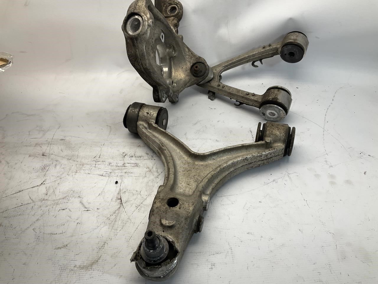 09-19 Maserati GranTurismo Front Right Spindle Knuckle w/ Arm Set (3) Q