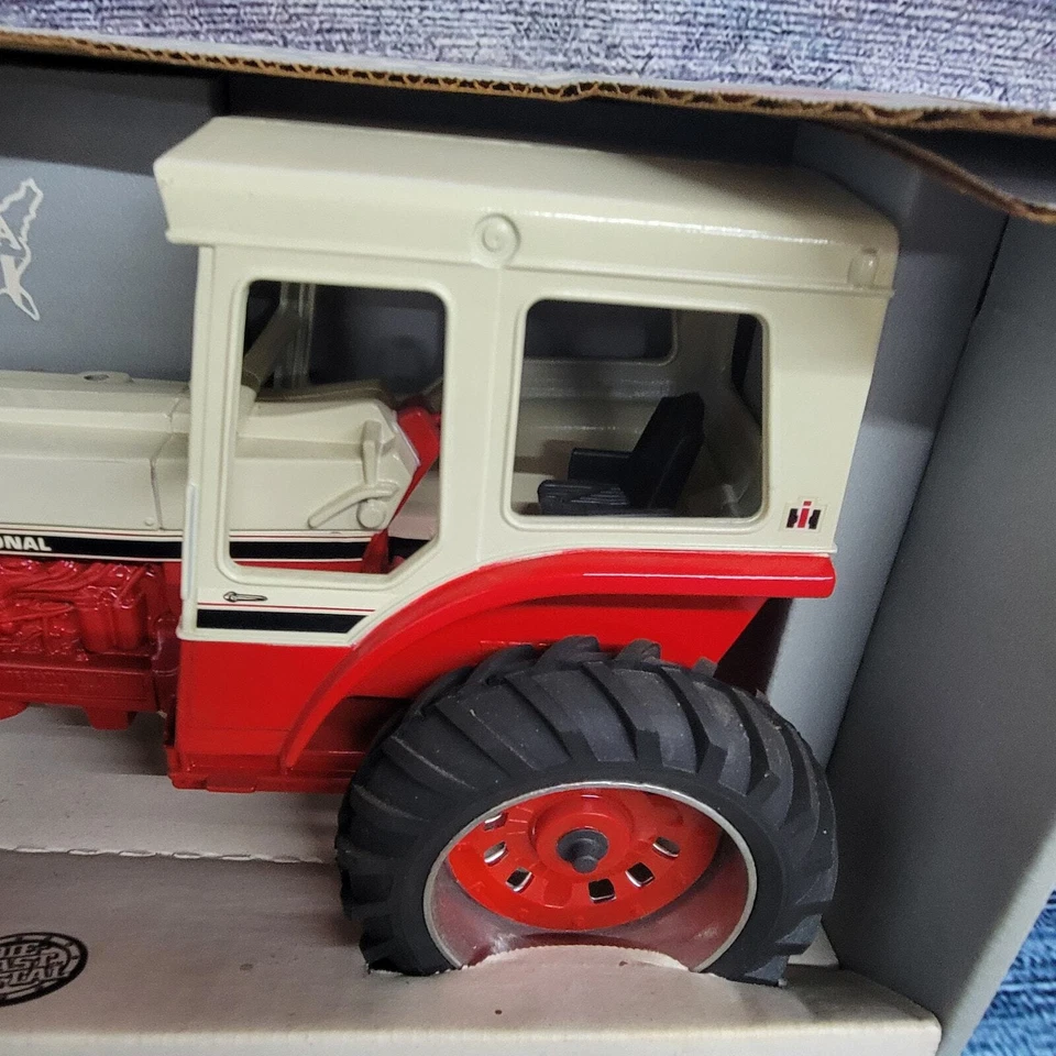 Vtg 1990 1/16 international harvester model 1066 special Ed. 5 millionth tractor - Image 4 of 4