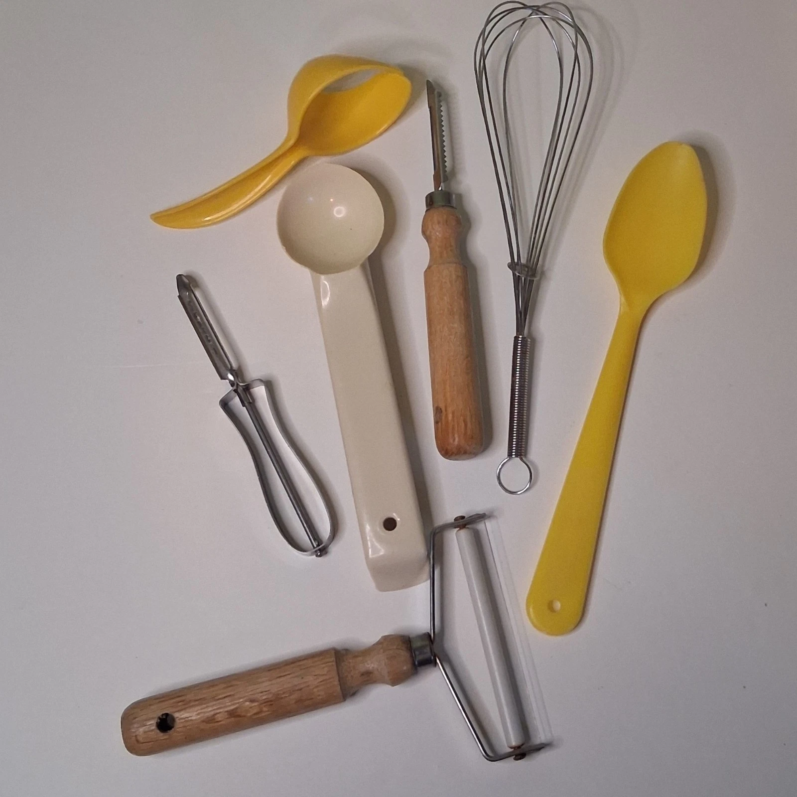 Vtg Kitchen Utensil Set Mixed Lot Retro Yellow White Wood Handles Gadgets READ
Opens in a new window