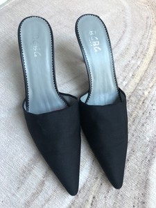navy blue pointed shoes