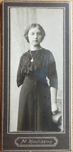 Russia. Photo cabinet. Female portrait. Photo by M. Kadisson. St. Petersburg - 第 1/3 張圖片