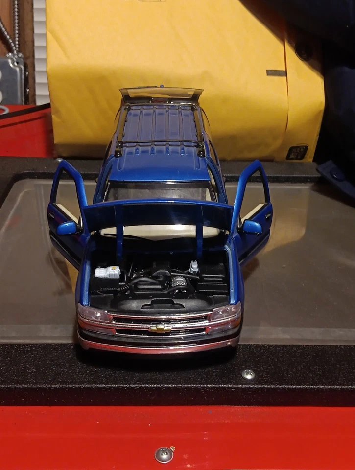 Welly NO.9854 BLUE CHEVROLET SUBURBAN 1/18 SCALE With Condition Issues As Is. - Image 2 of 4