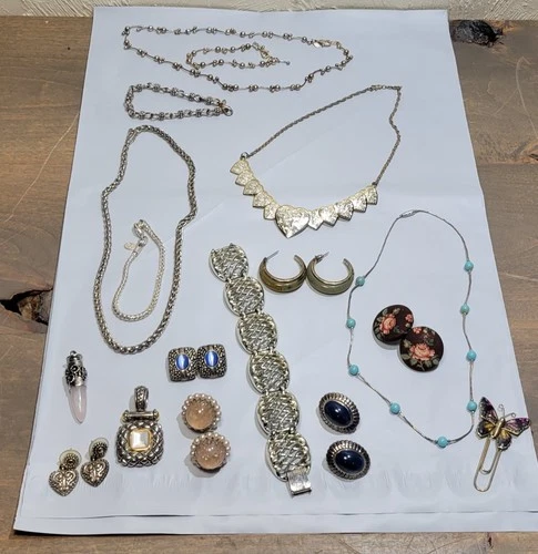 Lot of 20+ Pieces of Vintage Costume Jewelry Bracelets Necklaces Earrings