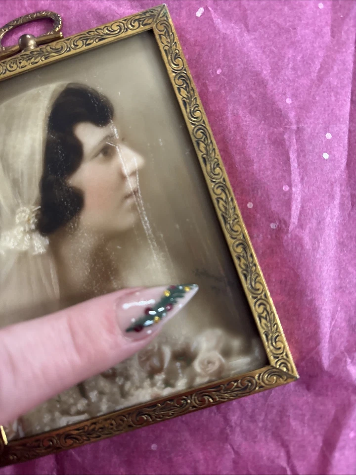 Marco de fotos antiguo de metal dorado  Foto 3 de 4