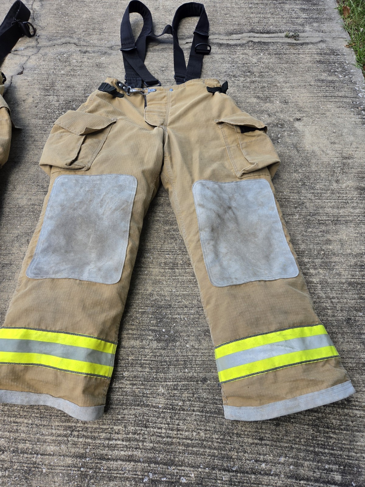Globe Men's Classix Firefighter Turnout Pants With Suspenders 32x30 MFG 12/26