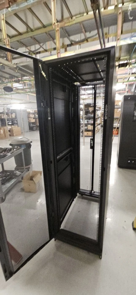 Gabinete de gabinete rodante NetShelter SX 42U para rack de servidores NetShelter 19" con llave APC E242296 Foto 3 de 4