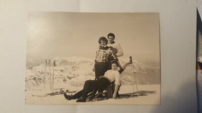 FOTO Sciatori sulla neve riposano K52