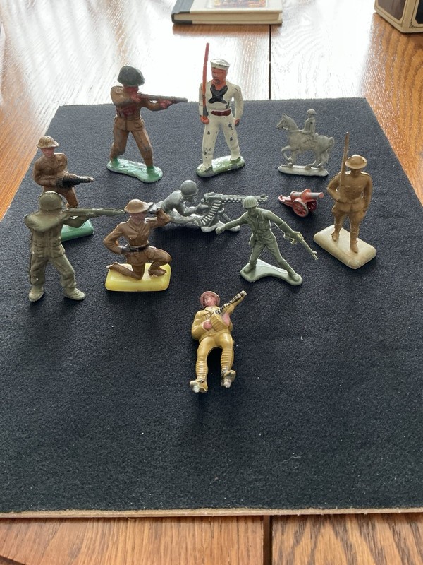 Lot Of 10 Vintage Lead And Plastic Toy Soldiers And Tootsie Toy Cannon