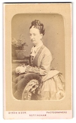Fotografie Byron & Son, Nottingham, Long Row, Porträt einer eleganten Dame 