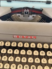 vtg royal quiet de luxe typewriter Needs Ink But Works thumbnail
