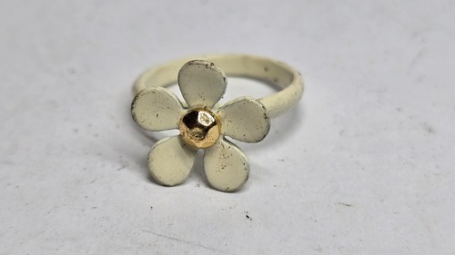 Anello bigiotteria vintage smalto bianco fiore tono oro centro retrò anni 60 - Foto 2 di 5