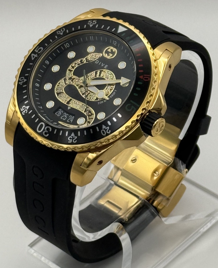 Correa de goma Gucci Dive esfera negra tono dorado 45 mm. Reloj Hombre YA136219