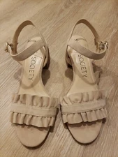 NWOT Sole Society 8 Women's Scyler Ruffle Sandal, 2" Stacked Block Heel Height