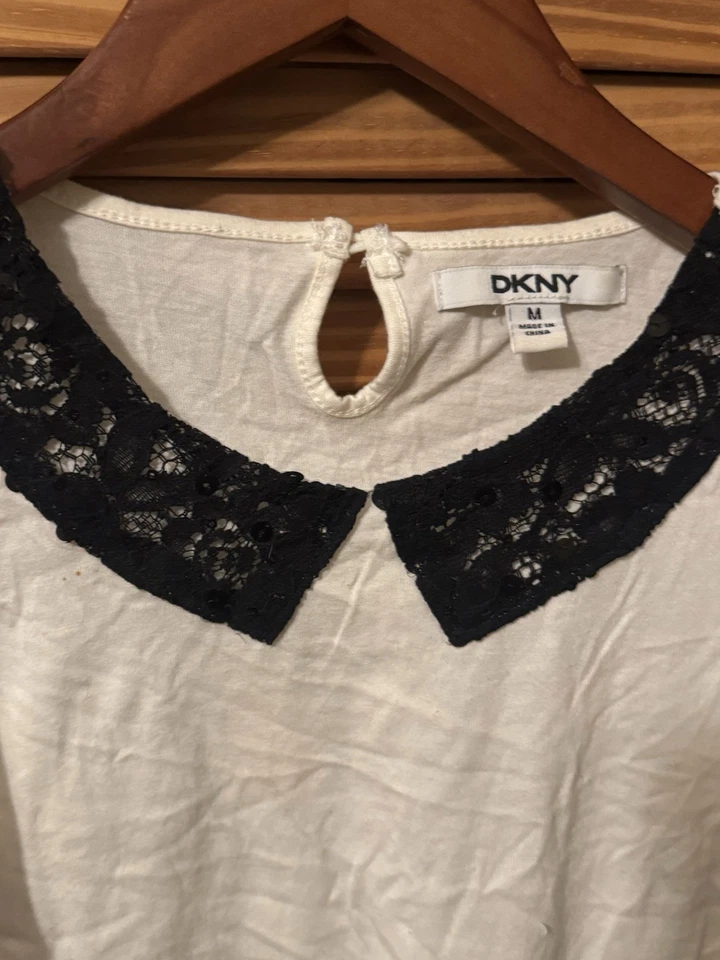 Camisa de vestir de manga corta DKNY para niñas color negro crema lentejuelas encaje cuello Peter Pan; M Foto 3 de 4