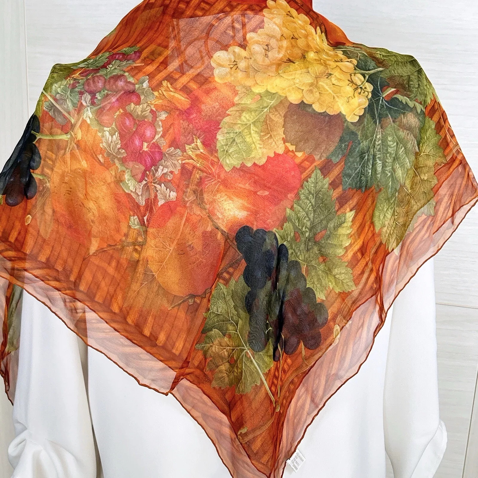Gucci Foulard Mousseline Imprimé Fruits 100% Soie Carré 33,5