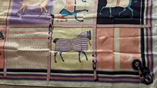 Satin Schal Reiter Pferd Motiv Pastell Rosa Lila 36" Quadrat - Bild 4 von 9