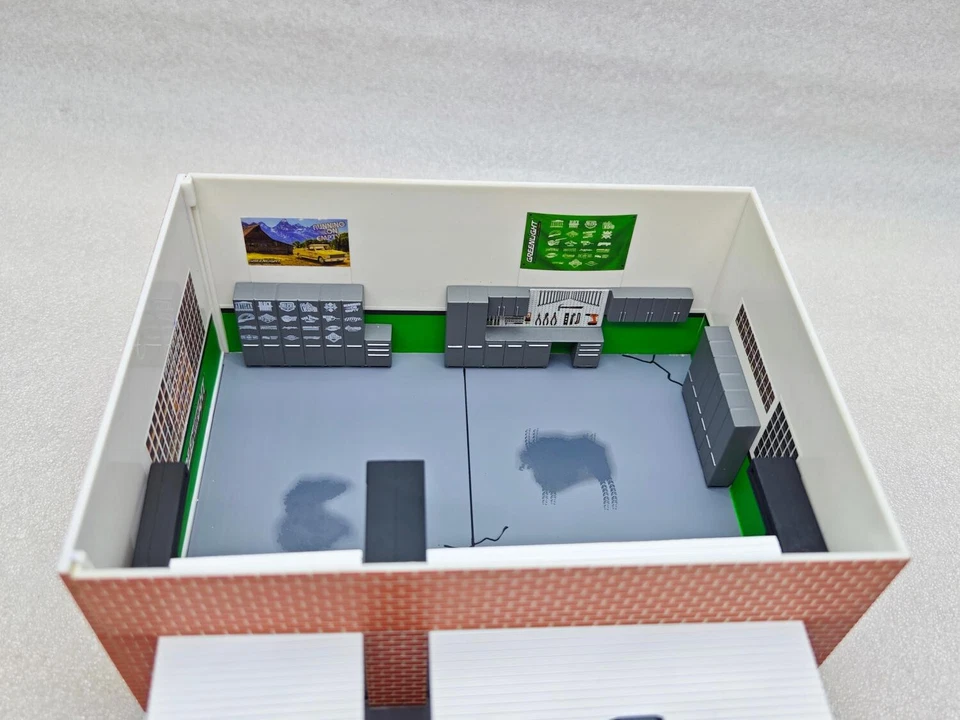 Greenlight 1:64 Mechanic's Corner Weekend Workshop Man Cave Car Scene - Image 4 of 4
