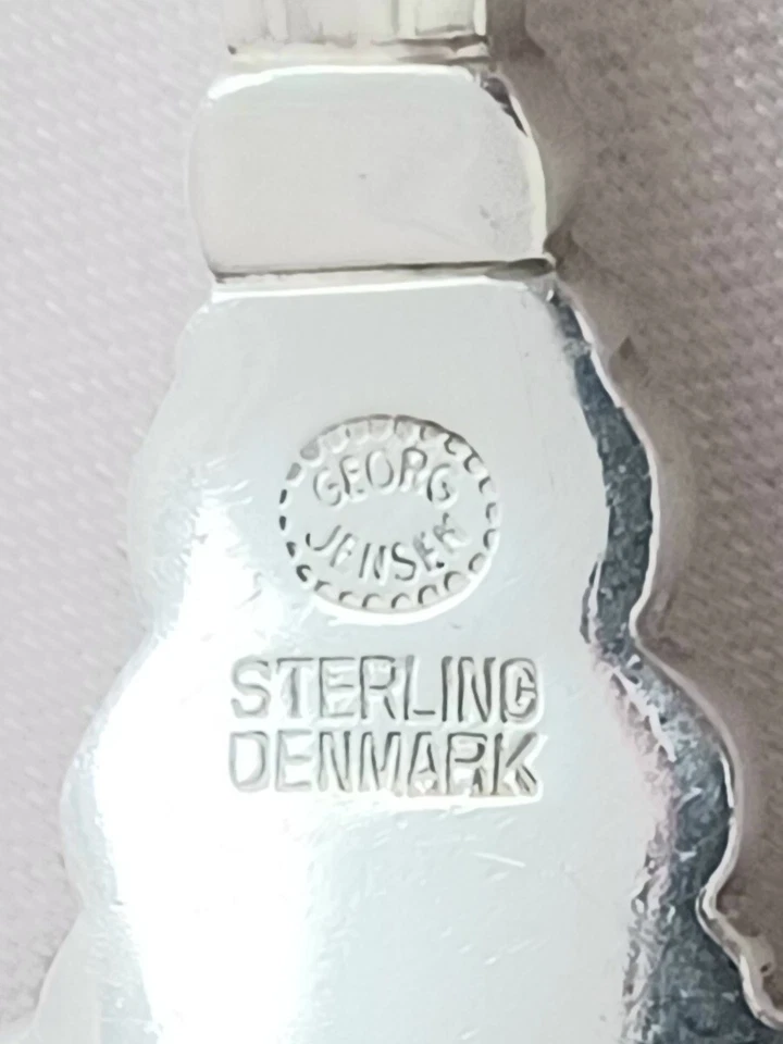 Tenedor para servir pequeño Acorn de Georg Jensen Sterling 8" Foto 4 de 4
