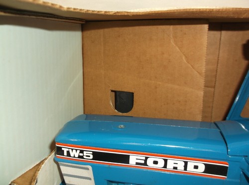 Ertl Ford TW-5 Diecast 1/12 Scale Ford Tractor - Picture 2 of 4