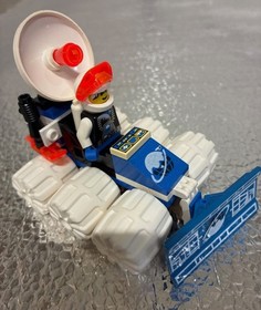 Lego. Vintage Space 1704 Ice Planet 2002 Ice Planet Satellite Plow
