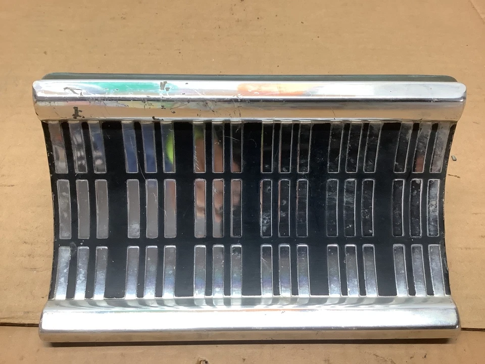 1962 Mercury Meteor porta de combustível a gás com molas e suportes usada fabricante de equipamento original - Imagem 4 de 4