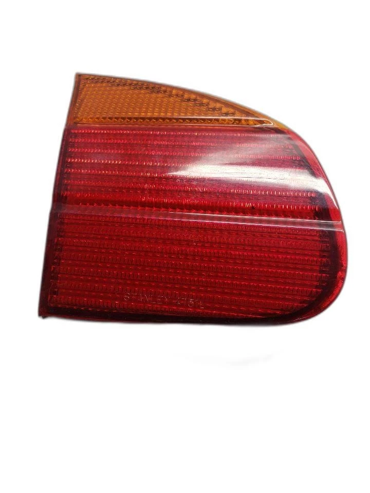 Tapa de luz trasera izquierda del conductor montada para 98-02 PRIZM 1337735 Foto 2 de 4