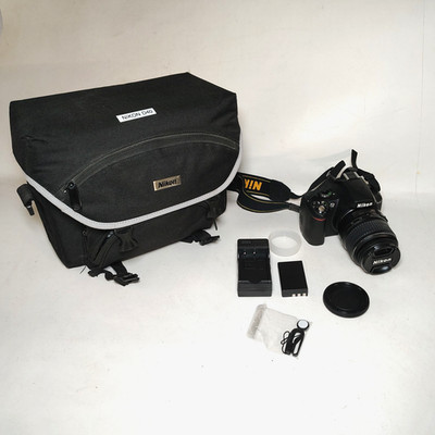 Nikon D40 6.1MP DSLR Camera w/ 18-55mm f3.5-5.6 G II Kit Lens Lightly used