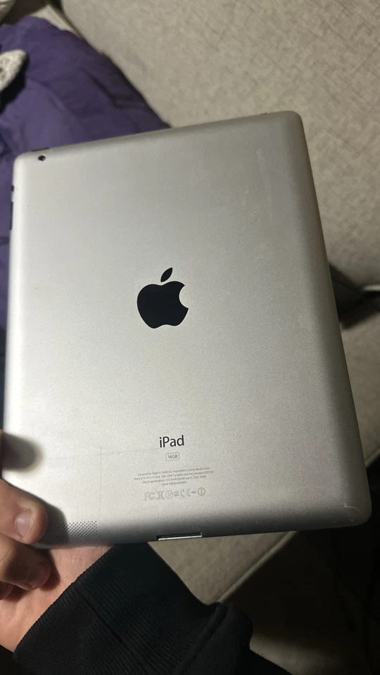 Apple iPad 3rd Gen. 32GB, Wi-Fi, 9.7in - white/silver in 7/10 condition - Image 2 of 2