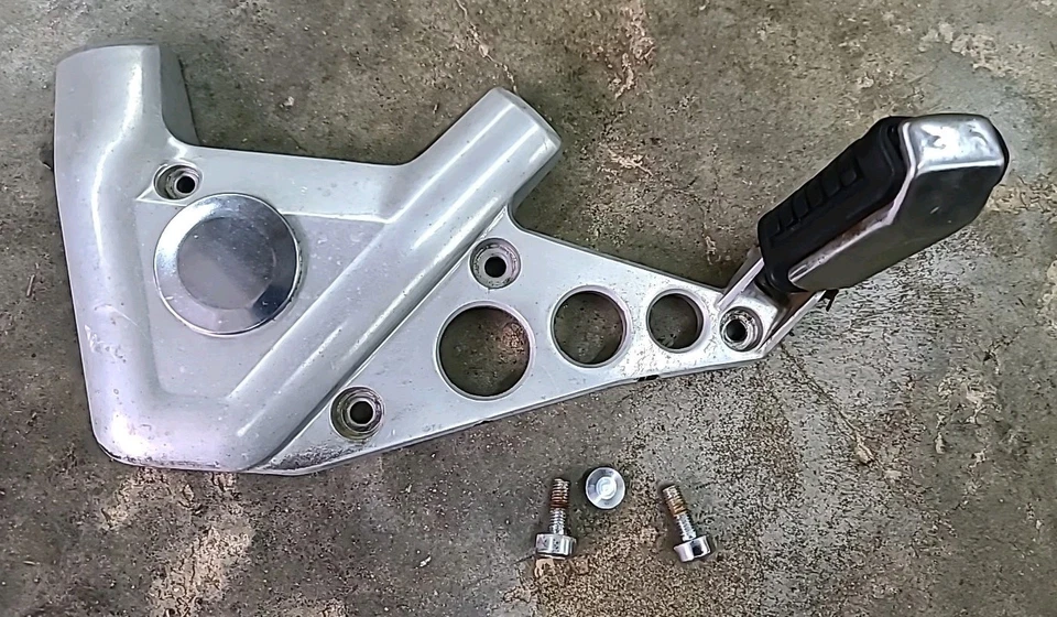 HONDA SHADOW 1100 VT1100C 1985-1986 ESTRIBO TRASERO IZQUIERDO 50690-MG8-000 Foto 2 de 2