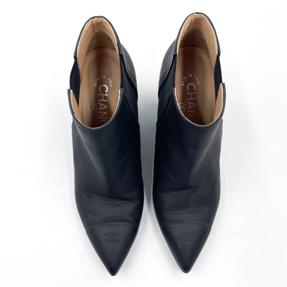 Chanel Botines de Cuña Cuero Negro Logo CC Cadena Tobillo Punta Talla 37.5 / 7.5 Foto 2 de 4