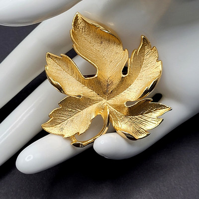 Maple Leaf with Stem Brushed & Polished with Texture Gold Tone Vtg  Brooch Pin
