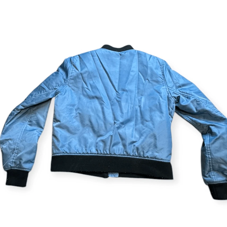 Chaqueta de bombardero vegana corta con cremallera completa azul para mujer KENDALL + KYLIE talla mediana Foto 3 de 4