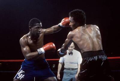 Kevin Howard Lands A Punch Against Sugar Ray Leonard Old Boxing Photo