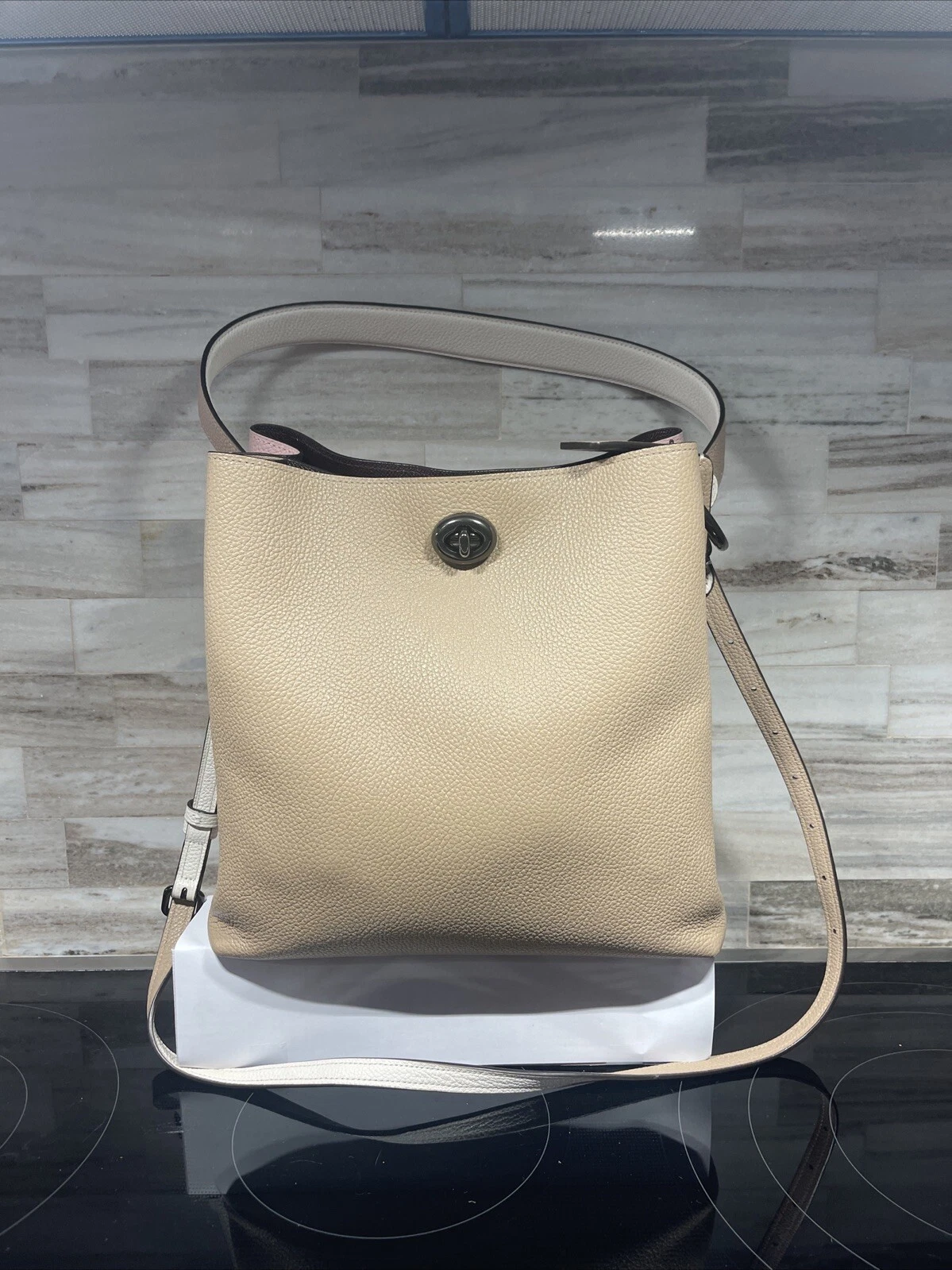 Borsa Coach in pelle colore blocco Charlie usata delicatamente non fumatori rosa beige