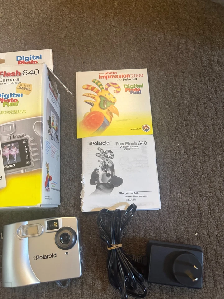 Vintage Polaroid Fun Flash 640 x 480 0.3MP Digital Camera w/ Box - Image 2 of 4