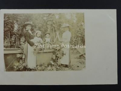England HOP PICKING / PICKERS Feldportrait (2) frühe RP Postkarte