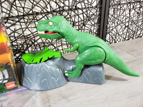 DINO MEAL GAME GET THE EGGS BEFORE THE DINO GETS YOU COMPLETE TESTED BATTERIES - Picture 2 of 7