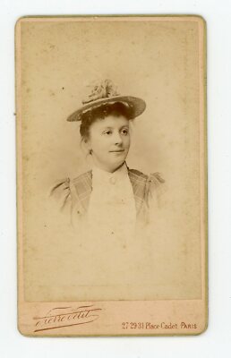 CDV FOTO 1880 Pierre Petit in Paris, eine Frau posiert Mode Fashion Hut