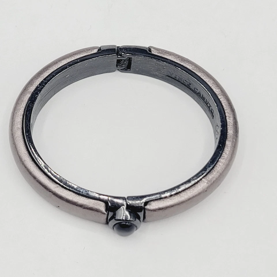 VINCE CAMUTO 铰边手链黑色凸圆形皮革 6.5 — 第 4/4 张图片