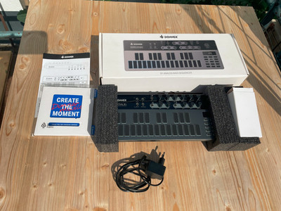 Bass Synthesizer von DONNER B1