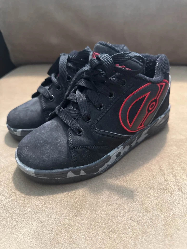 Zapatos de skate Heelys Propel 2.0 negros rojos camuflados con ruedas talla juvenil 2 Foto 2 de 4