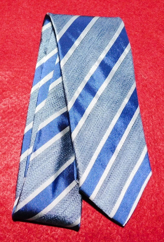 CORBATA A RAYAS MECHAS OLIVER HECHA EN ITALIA AZUL/BLANCO/AZUL CLARO - CORBATAS DE DISEÑO. Foto 2 de 3