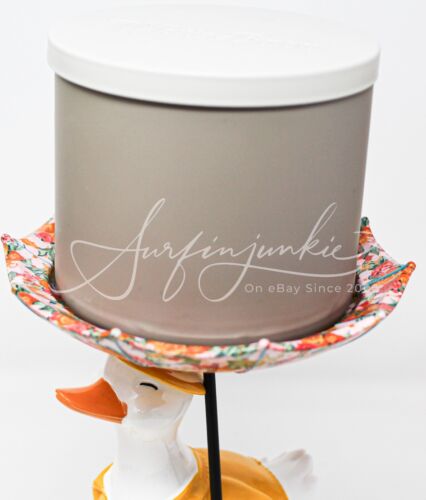 Bath & Body Works Pedestal Candelabro Silly Goose Duck Amarillo Impermeable Botas - Imagen 8 de 8