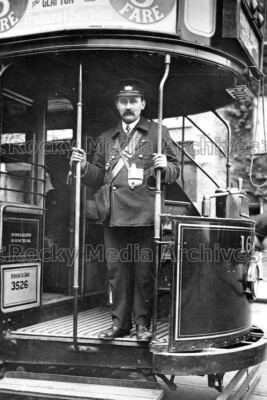 qmm-4 L.C.C. Straßenbahnwagen und Schaffner, London. Foto