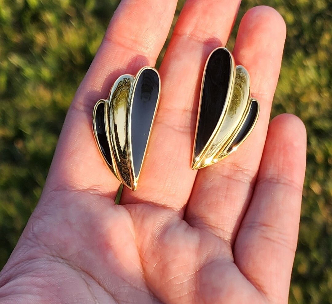 Vintage Trifari Signed Gold Black Enamel Clip On Earrings Fan 