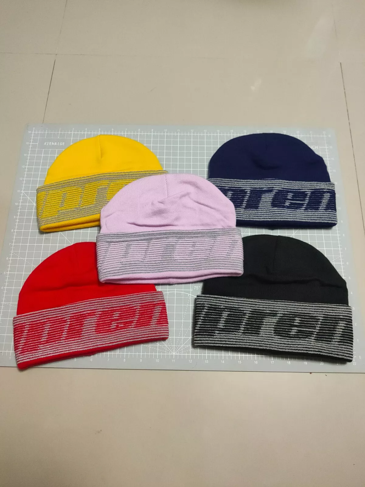 Supreme hypebeast jacquard bonnet réfléchissant livraison gratuite étiquette coupe authentique