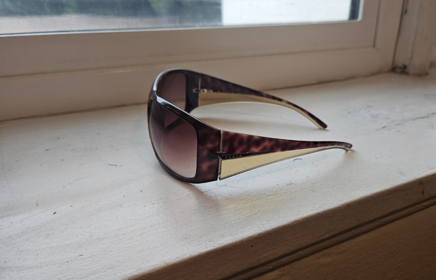 Prada tortoise-shell sunglasses 2000s - image 2